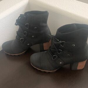 Sorel Lace Up Black Ankle Boots with Tan Lug Soles.
